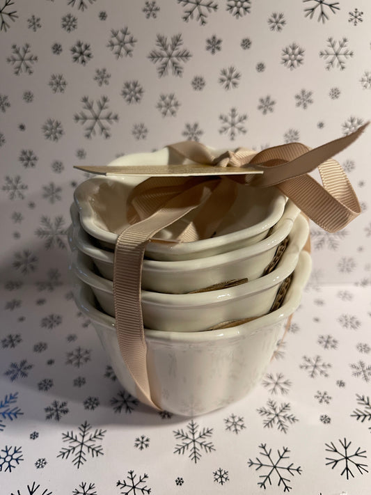 White Scalloped Bowl Set of Measuring Cups  1/4 Cup, 1/3, 1/2, and 1 Cup